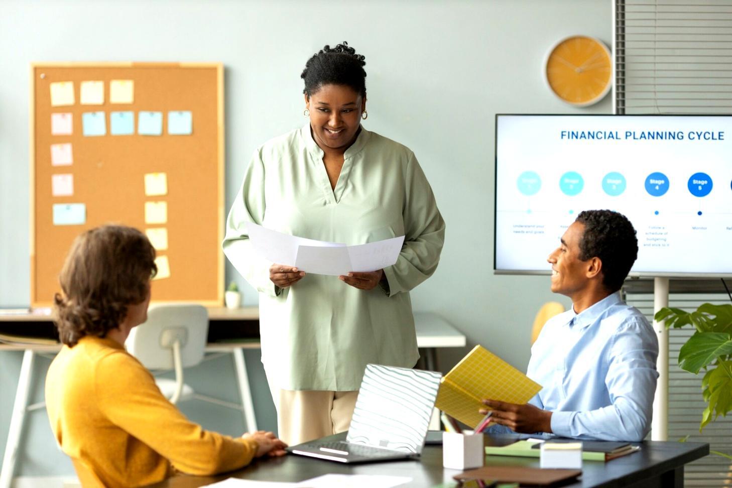 Bureau de travail avec analyses financières et graphiques budgétaires