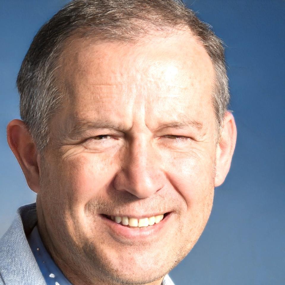 Portrait de Théo Blanchard, consultant en gestion budgétaire