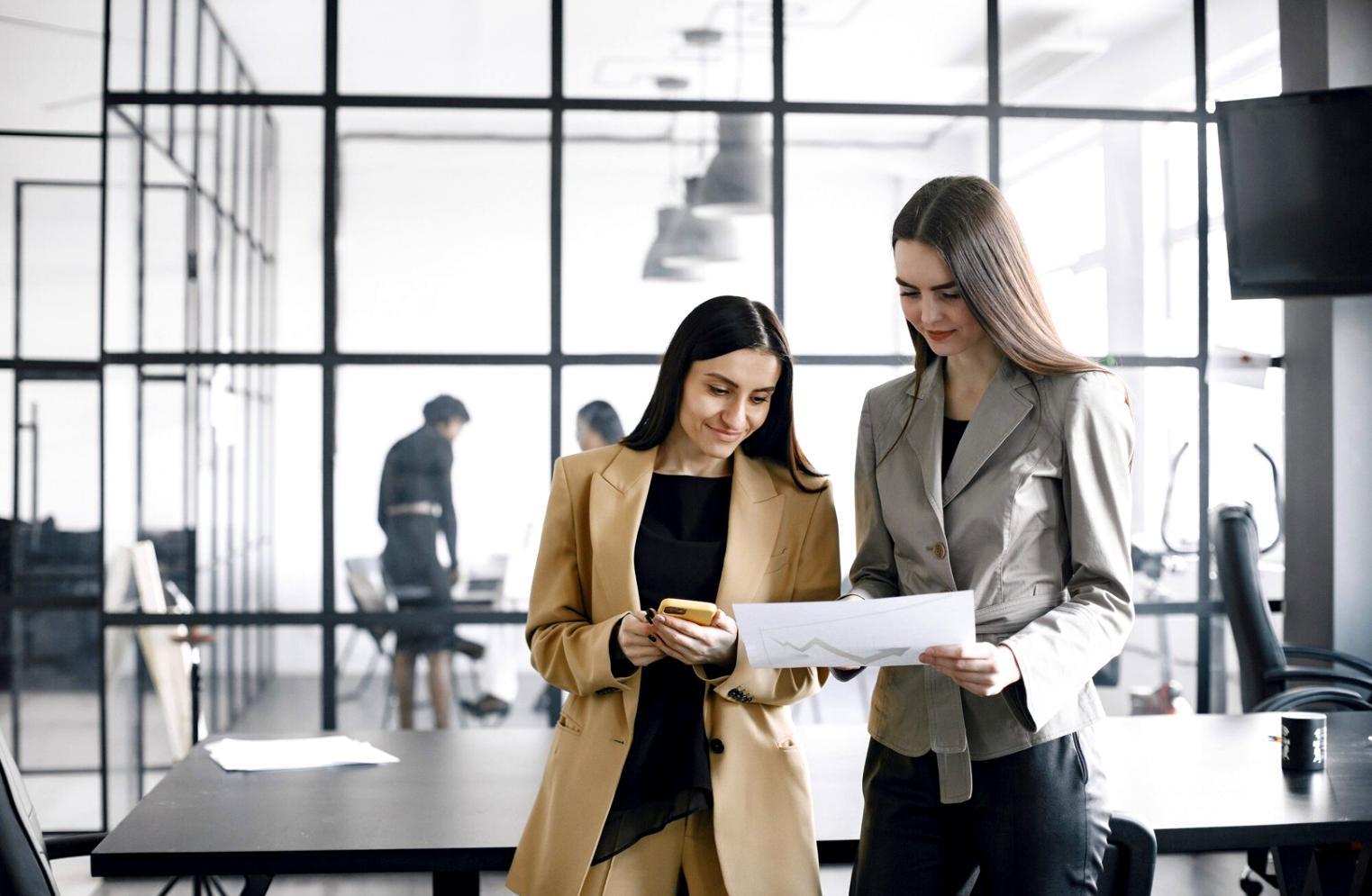 Espace de travail avec documents financiers et calculatrice